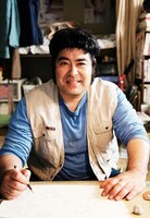 中井巧朗役の皆川猿時。(c)2015映画「バクマン。」製作委員会