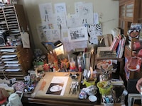 遅咲きだけに、デスクにも年季が入っている中井の部屋。(c)2015映画「バクマン。」製作委員会