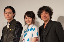 左から赤羽業役の菅田将暉、茅野カエデ役の山本舞香、羽住英一郎監督。