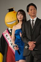 左から殺せんせーの着ぐるみ、イリーナ・イェラビッチ役の知英、烏間惟臣役の椎名桔平。