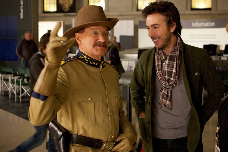 左からロビン・ウィリアムズとショーン・レヴィ。(c)2014 Twentieth Century Fox Film Corporation