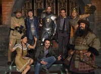 撮影現場にて監督を囲んだキャスト陣。(c)2014 Twentieth Century Fox Film Corporation