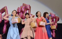 キャストから感謝を込めて、キャラクターのサイン入りボールが客席に投げ込まれた。