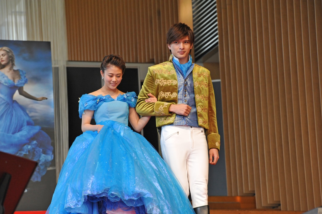 城田にエスコートされる高畑。