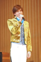 デュエットの相手を務める城田。