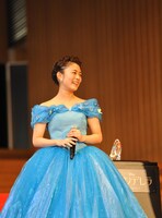 緊張から解放されて笑顔を見せる高畑。