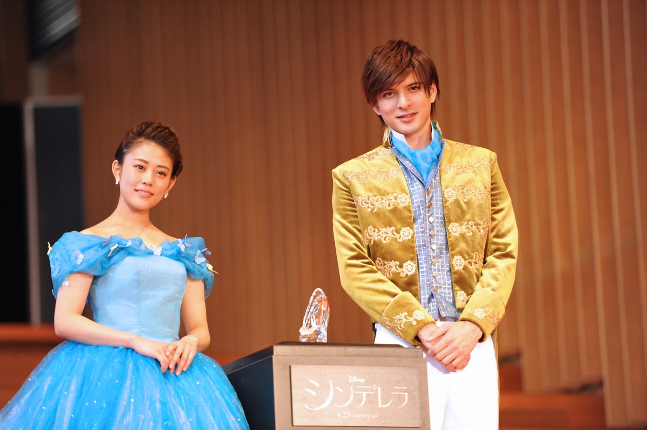 左から、シンデレラ役の高畑充希、王子役の城田優。