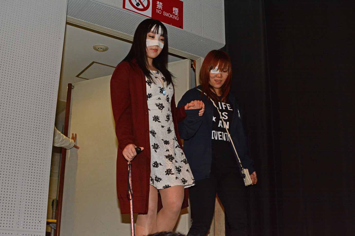 左から安川惡斗、それを支える宝城カイリ。