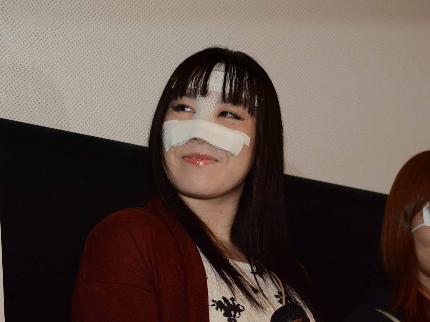 監督との会話の中で笑顔を見せるシーンも。