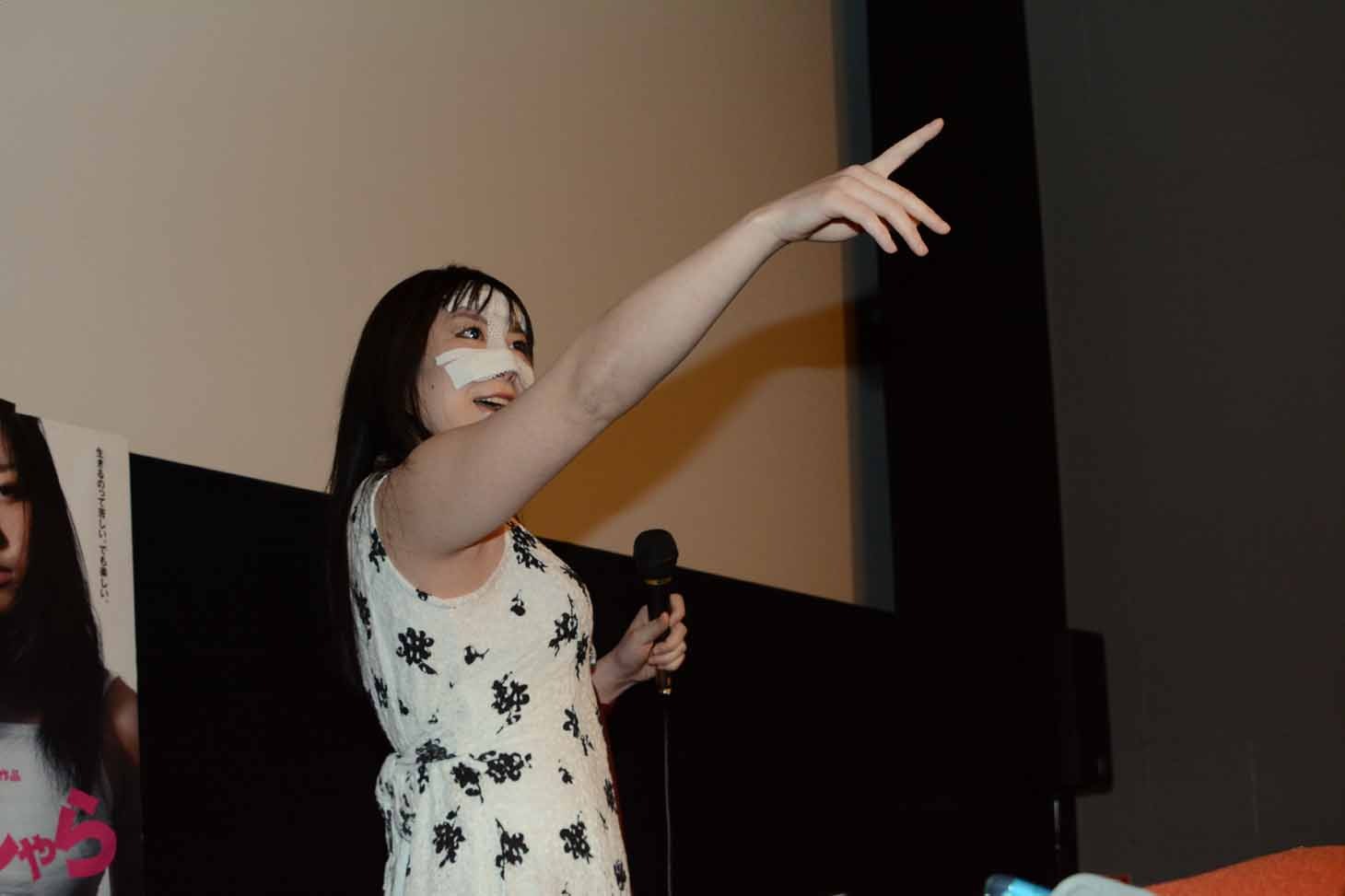 ヒール役レスラー“安川惡斗”としてパフォーマンスする安川。