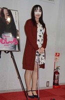 視界が悪いため杖を使用する安川。