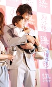 サプライズゲストで登場した息子ぺ~役の平井美遥ちゃんを抱き上げる佐々木蔵之介。