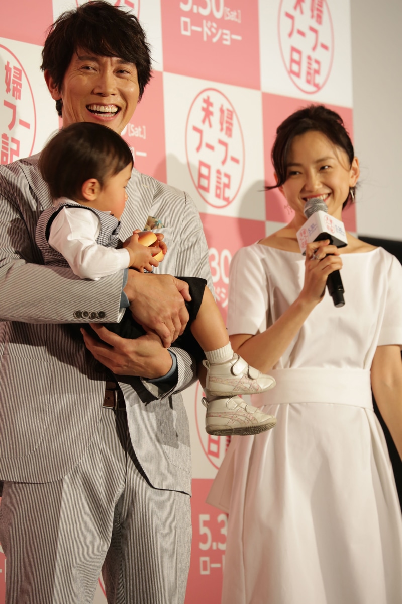 1年ぶりに息子のぺ～を演じた平井美遥ちゃんと会い、思わず顔がほころぶ佐々木蔵之介と永作博美。