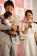 1年ぶりに息子のぺ~を演じた平井美遥ちゃんと会い、思わず顔がほころぶ佐々木蔵之介と永作博美。