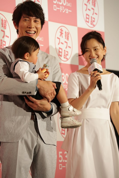 1年ぶりに息子のぺ~を演じた平井美遥ちゃんと会い、思わず顔がほころぶ佐々木蔵之介と永作博美。