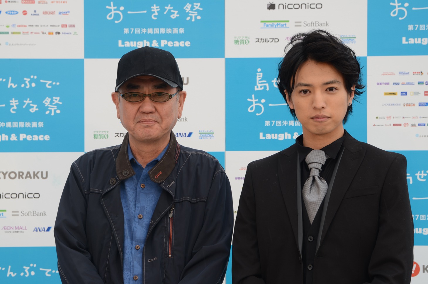 「群青色の、とおり道」より、左から佐々部清監督、桐山漣。