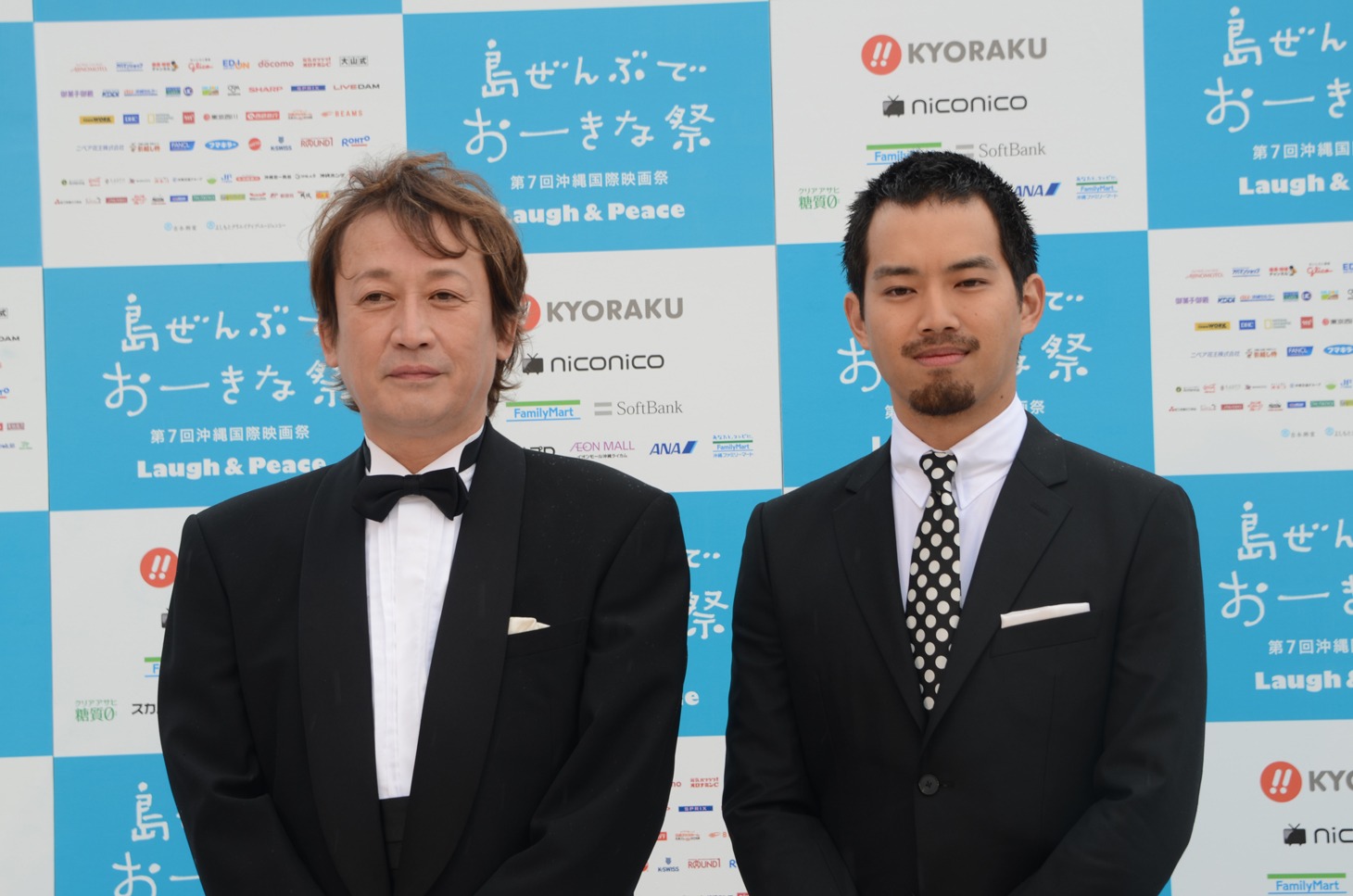 「マンガ肉と僕」より、左から長原成樹、三浦貴大。