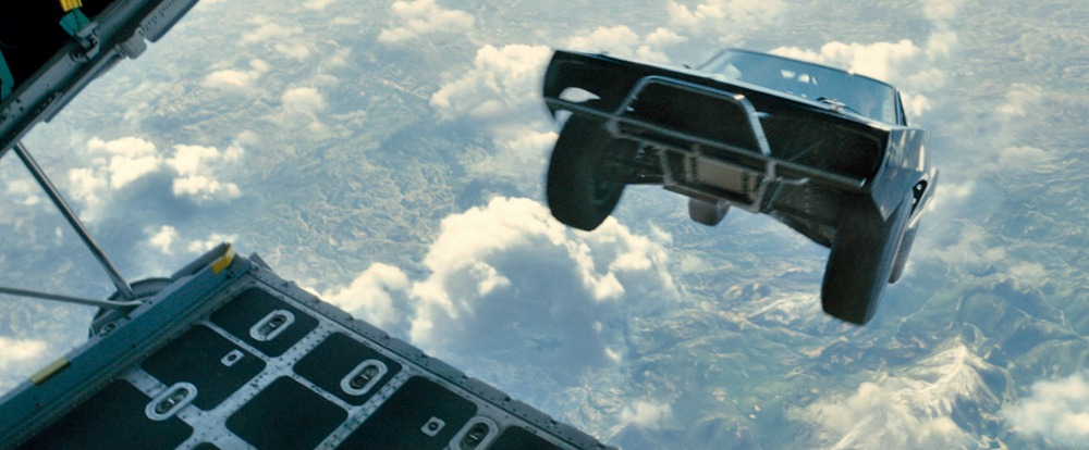 先日公開された、空中カーダイブの場面写真。 (c)2014 Universal Pictures