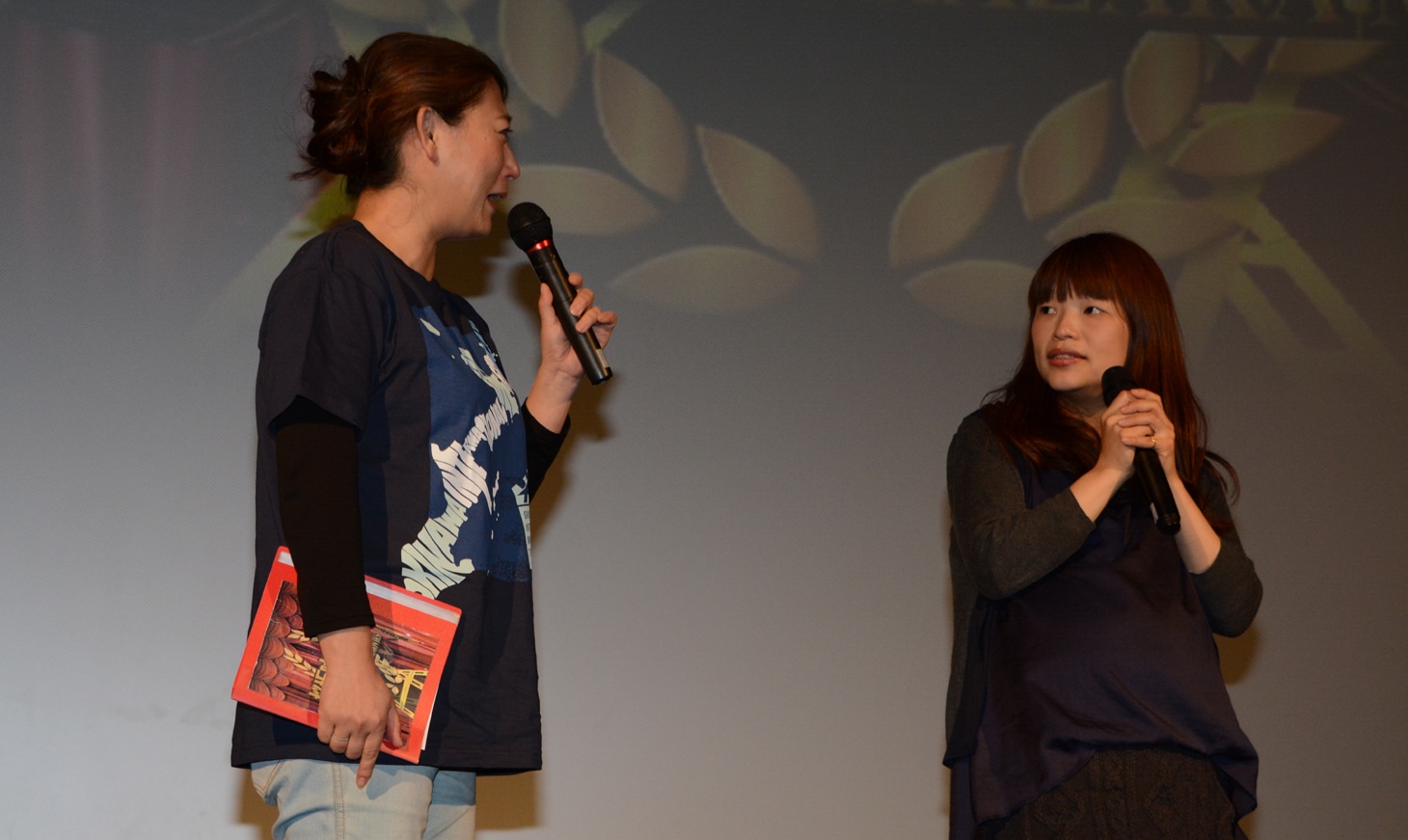 左から、友近、呉美保。