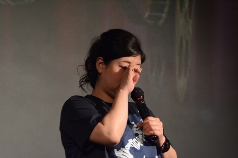 涙を拭うアジアン馬場園。