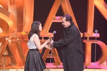 香港の名優アンソニー・ウォンからトロフィーを受け取る池脇千鶴。