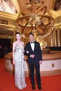 左からプレゼンターを務めた宮沢りえと香港スターのアーロン・クォック。