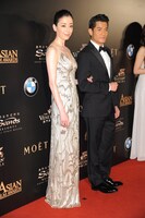 左から宮沢りえとアーロン・クォック。