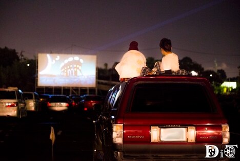 ドライブインシアターの様子。