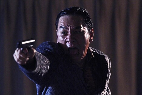 神浦組と敵対する羅漢組の組長を演じたピエール瀧。(c) 2015「極道大戦争」製作委員会