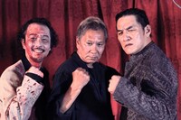 「極道大戦争」のオフショット。左からリリー・フランキー、三池崇史監督、ピエール瀧。(c) 2015「極道大戦争」製作委員会