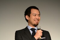 長原とのトークで笑顔を見せる三浦。