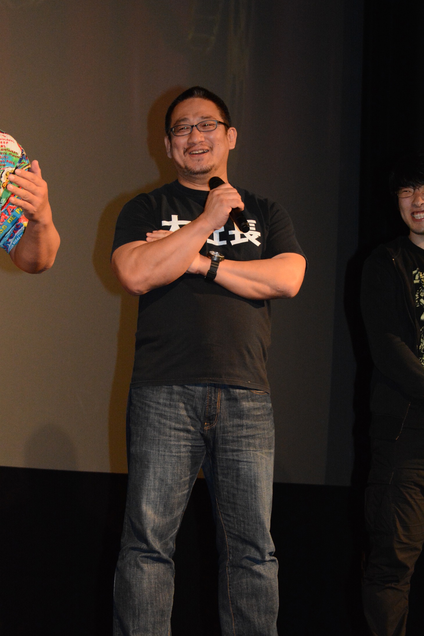 モノマネしているレイザーラモンの2人見て笑う高木三四郎。
