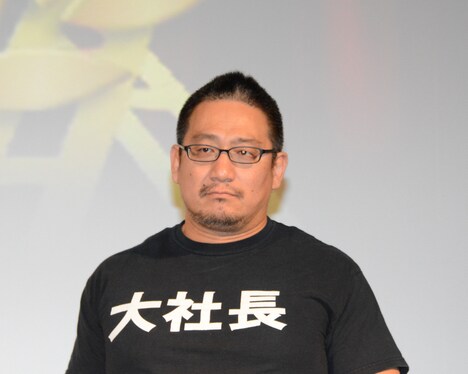 「大社長」Tシャツを着た高木三四郎。