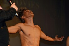 プロレスラーのオカダ・カズチカのモノマネをするレイザーラモンHG。