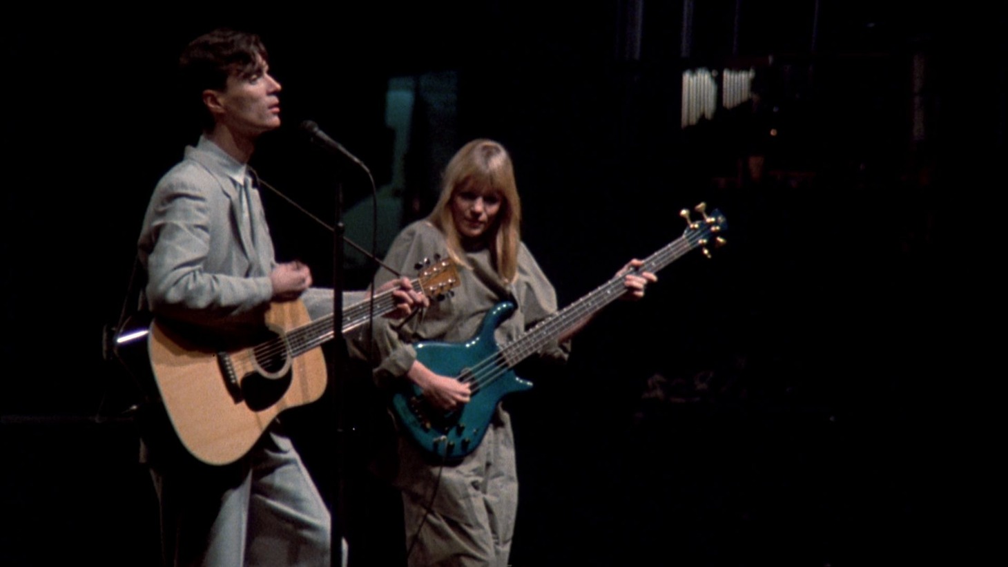 「ストップ・メイキング・センス」より、左からデヴィッド・バーン、ティナ・ウェイマス。 (c)1984 Talking Heads Films. All Rights Reserved.