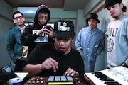 マンションの一室に集まり楽曲を生み出すミュージシャンたちを切り取った「THE COCKPIT」のワンシーン。(c)Aichi Arts Center, MIYAKE Sho