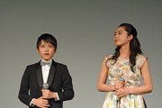 左から若山耀人、平祐奈。