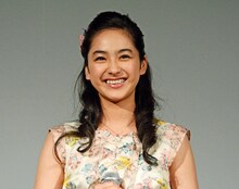 会場からの質問に見事に返し、拍手を浴びた平祐奈。