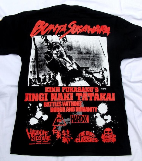 「仁義なき戦い」デザインTシャツ背面。価格：4100円。(c)東映