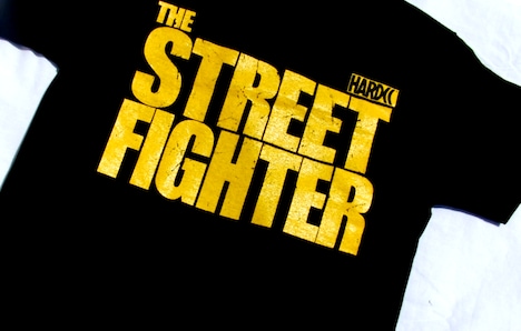 「激突！殺人拳」デザインTシャツ前面。価格：3800円。(c)東映