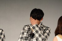 キスシーンについて聞かれて顔を隠すミンス。