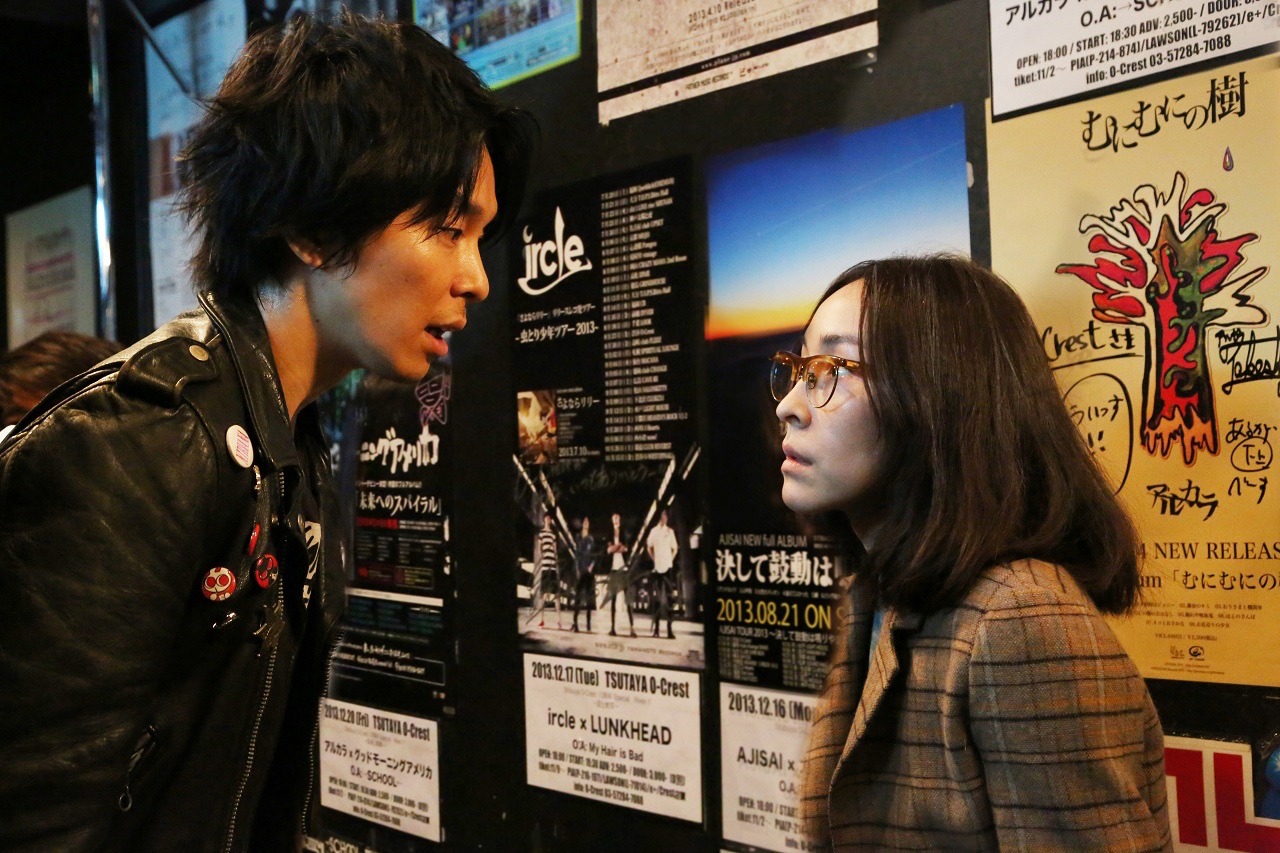「ラブ＆ピース」場面写真。左から長谷川博己、麻生久美子。 (c)「ラブ&ピース」製作委員会