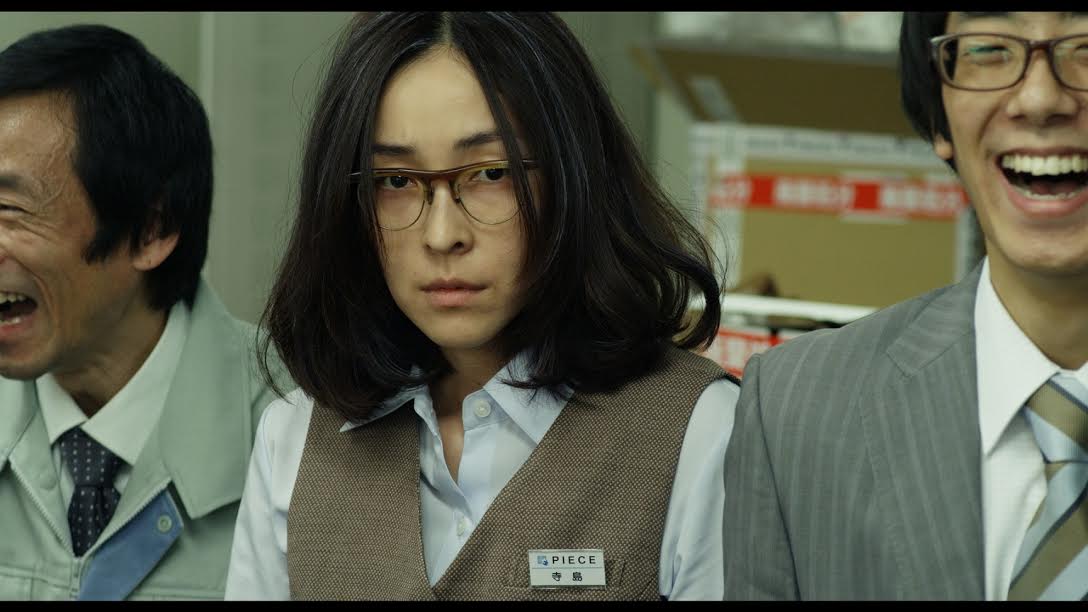 「ラブ＆ピース」より、麻生久美子演じる寺島裕子。(c)「ラブ＆ピース」製作委員会