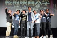 劇中シーンをまねて「＋1」の文字を書く一同。