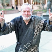 テリー・ギリアム74歳、まだまだ人生模索中?5年ぶりの来日でダブルピース