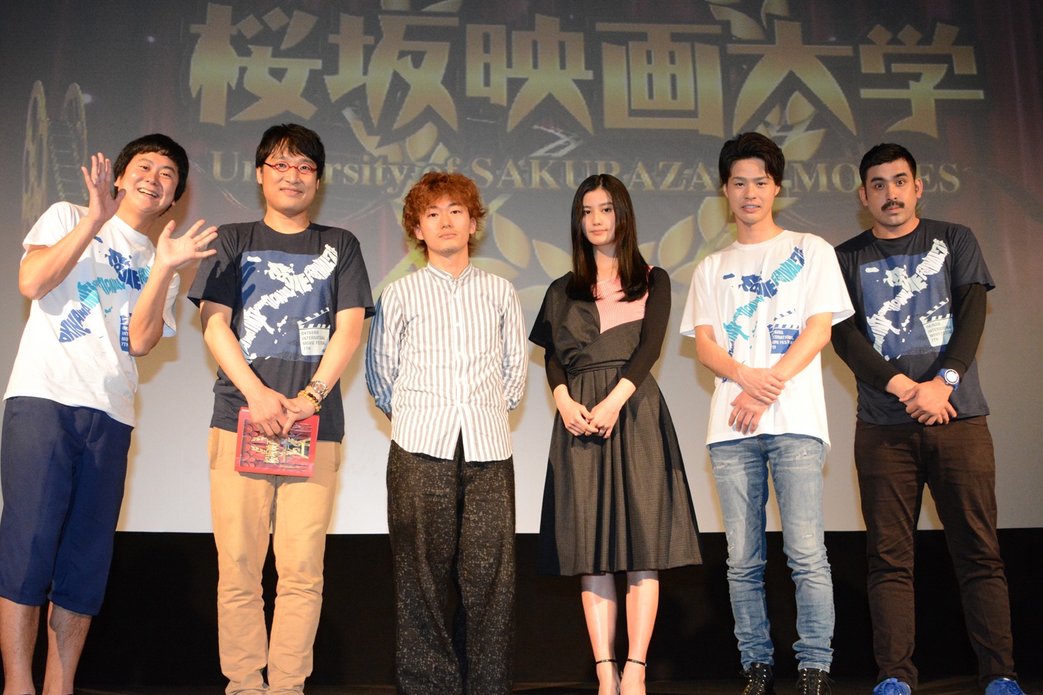 「ワンダフルワールドエンド」上映イベントの様子。左からウーマンラッシュアワーの中川パラダイス、南海キャンディーズの山里亮太、松居大悟監督、橋本愛、デニス。