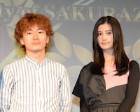 松居大悟監督と橋本愛。