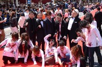 「Zアイランド」の一同。左から品川ヒロシ監督、木村祐一、哀川翔、宮川大輔、野性爆弾の川島邦裕、そしてそれを取り巻くゾンビたち。