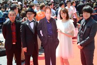 「任侠野郎」の一同。左から千鳥の大悟、徳永清孝監督、蛭子能収のパネル、トリンドル玲奈、ウーマンラッシュアワーの村本大輔。