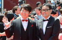 左から有村昆、コトブキツカサ。